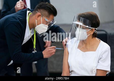 News Bilder des Tages 201224 -- MEXIKO-STADT, 24. Dezember 2020 -- Maria Irene Ramirez R, Leiterin der Krankenpflege auf der Intensivstation des Ruben Lenero Krankenhauses in Mexiko-Stadt, erhält am 24. Dezember 2020 den ersten COVID-19-Impfstoff im Allgemeinen Krankenhaus in Mexiko-Stadt, Mexiko. Mexiko hat am Donnerstag seine Impfkampagne gegen COVID-19 mit einem Impfstoff eingeleitet, der vom US-Labor Pfizer und seinem deutschen Partner BioNTech entwickelt wurde. Foto von /Xinhua MEXIKO-MEXIKO STADT-COVID-19-IMPFKAMPAGNE LuisxLicona PUBLICATIONxNOTxINxCHN Stockfoto