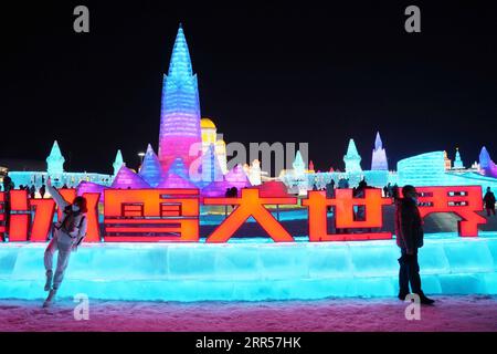 201225 -- PEKING, 25. Dezember 2020 -- Touristen spielen in der Harbin Ice-Snow World in Harbin, nordöstliche Provinz Heilongjiang, 24. Dezember 2020. Die 22. Harbin Ice-Snow World wurde am Donnerstag für die Öffentlichkeit geöffnet. XINHUA FOTOS DES TAGES WangxJianwei PUBLICATIONxNOTxINxCHN Stockfoto