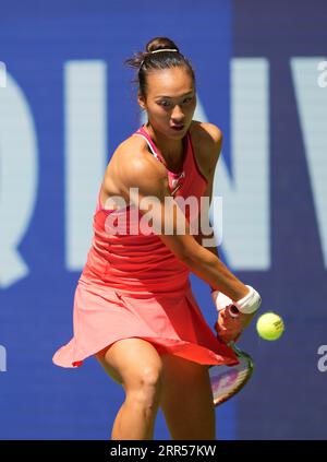 6. September 2023: Qinwen Zheng (CHN) verliert gegen Aryna Sabalenka (BLR), 6-1, 6-4 bei den US Open, die im Billie Jean King National Tennis Center in Flushing, Queens, NY, gespielt werden © Grace Schultz/Cal Sport Media Stockfoto