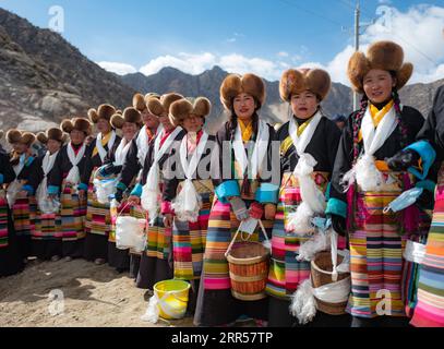 201225 -- PEKING, 25. Dezember 2020 -- Dorfbewohner nehmen an einer Frühjahrspflügen-Zeremonie im Quxu County, Lhasa, südwestchinesische Autonome Region Tibet, 16. März 2020 Teil. JahresenderCHINA-JAHR DES 2020-MÄSSIG WOHLHABENDEN SOCIETYCN PurbuxZhaxi PUBLICATIONxNOTxINxCHN Stockfoto