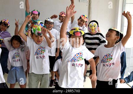 201225 -- PEKING, 25. Dezember 2020 -- Studenten, die ihre bemalten Masken tragen, posieren für ein Foto im Sanhe Village im Songxian County, zentralchinesische Provinz Henan, 20. August 2020. Jahresende CHINA-JAHR DES 2020-MÄSSIG WOHLHABENDEN SOCIETYCN LixAn PUBLICATIONxNOTxINxCHN Stockfoto