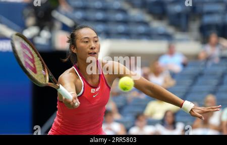 6. September 2023: Qinwen Zheng (CHN) verliert gegen Aryna Sabalenka (BLR), 6-1, 6-4 bei den US Open, die im Billie Jean King National Tennis Center in Flushing, Queens, NY, gespielt werden © Grace Schultz/Cal Sport Media Stockfoto