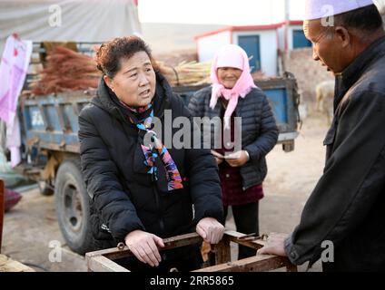 201225 -- YINCHUAN, 25. Dezember 2020 -- Ding Haiyan besucht Dorfbewohner, um mehr über ihren aktuellen Zustand im Hejiayuan Dorf Xihaigu im Nordwesten Chinas Ningxia Hui Autonomous Region, 28. Oktober 2020 zu erfahren. Xihaigu, eine überwiegend gebirgige Region im Nordwesten von Ningxia, wurde einst von tiefer Armut heimgesucht und von den Vereinten Nationen in den 1970er Jahren aufgrund von Landgewinnung, Dürre und einer empfindlichen ökologischen Umwelt als der ungeeignetste Ort für menschliche Besiedlung bezeichnet. Am 16. November 2020 verabschiedete sich Xihaigu historisch von der absoluten Armut, in der ihre Macht eine unverzichtbare Rolle spielte. Ding Haiyan, 55 Stockfoto