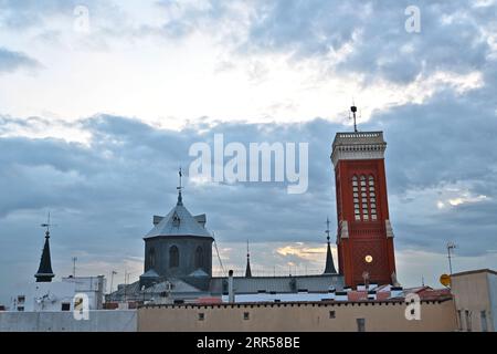 Blick auf die Skyline von Parroquia de Santa Cruz (Kirche des Heiligen Kreuzes) Madrid, Spanien – 24. Mai 2023 Stockfoto