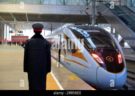News Bilder des Tages 201226 -- YINCHUAN, 26. Dezember 2020 -- der Hochgeschwindigkeitszug D4385, der Yinchuan mit Xi an verbindet, bereitet sich auf die Abfahrt von Yinchuan, der nordwestchinesischen Autonomen Region Ningxia Hui am 26. Dezember 2020 vor. Die Yinchuan-Xi wurde am Samstag in Betrieb genommen, wodurch Ningxia an das Hochgeschwindigkeitsbahnnetz angeschlossen wird. Die 618 Kilometer langen Gleise ermöglichen den Zugbetrieb mit einer geplanten Geschwindigkeit von 250 Kilometern pro Stunde. Die Bahn würde die Fahrzeit von 14 auf etwa drei Stunden verkürzen. CHINA-NINGXIA-YINCHUAN-XI EIN EISENBAHNBETRIEB CN TANGXRUFENG PUBLICATI Stockfoto