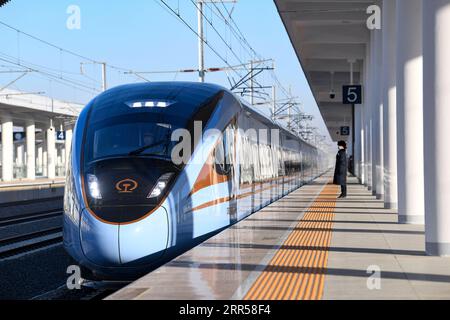 201226 -- YINCHUAN, 26. Dezember 2020 -- der Hochgeschwindigkeitszug D4385, der Yinchuan mit Xi an verbindet, passiert am 26. Dezember 2020 den Bahnhof Wuzhong in der autonomen Region Ningxia Hui im Nordwesten Chinas. Die Yinchuan-Xi wurde am Samstag in Betrieb genommen, wodurch Ningxia an das Hochgeschwindigkeitsbahnnetz angeschlossen wird. Die 618 Kilometer langen Gleise ermöglichen den Zugbetrieb mit einer geplanten Geschwindigkeit von 250 Kilometern pro Stunde. Die Bahn würde die Fahrzeit von 14 auf etwa drei Stunden verkürzen. CHINA-NINGXIA-YINCHUAN-XI EIN EISENBAHNBETRIEB CN FENGXKAIHUA PUBLICATIONXNOTXINXCHN Stockfoto