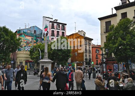 Die Plaza de Puerta Cerrada, Cruz de Puerta Cerrada, ist im Zentrum mit dem „El Pilar“ von Hilda Palafox (alias Poni) im Hintergrund zu sehen Stockfoto