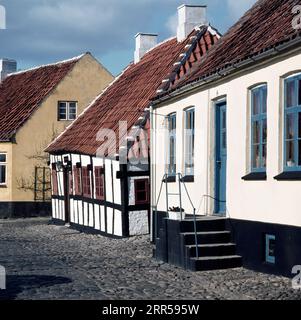 Gasse im alten Teil von Ebeltoft mit idyllischen traditionellen Fachwerkhäusern, Dänemark, Europa Stockfoto