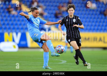 Allison Blais (Racing FC Union Letzebuerg) räumt den Ball während des Qualifikationsspiels PAOK vs Racing Union in der NV Arena St Polten (Tom Seiss/SPP) aus. Alamy Live News Stockfoto