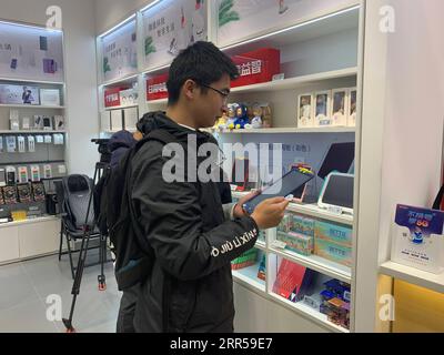 201228 -- PEKING, 28. Dezember 2020 -- Ein Kunde zahlt für ein LCD-Schreibtablett mit digitalem Yuan in einem Geschäft in Suzhou, ostchinesische Provinz Jiangsu, 11. Dezember 2020. Xinhua Schlagzeilen: Digital Yuan stellt seine Stärken während der Studie PanxYe PUBLICATIONxNOTxINxCHN vor Stockfoto