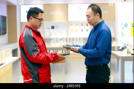201228 -- PEKING, 28. Dezember 2020 -- A Consumer R zahlt mit digitalem Yuan in einem Kaufhaus in Suzhou, ostchinesische Provinz Jiangsu, 11. Dezember 2020. Schlagzeilen: Digital Yuan stellt seine Stärken während der Studie Xinhua PUBLICATIONxNOTxINxCHN vor Stockfoto