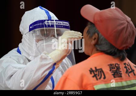 201228 -- PEKING, 28. Dezember 2020 -- Ein medizinischer Arbeiter sammelt Probe, um Nukleinsäuretest an einer Probenahmestelle im Bezirk Shunyi von Peking, Hauptstadt von China, 28. Dezember 2020 durchzuführen. Peking hat seine Nukleinsäuretests erweitert und die COVID-19-Präventions- und -Bekämpfungsmaßnahmen verschärft, nachdem neue Berichte über lokale COVID-19-Infektionen vorliegen, sagten die lokalen Behörden am Montag. CHINA-BEIJING-SHUNYI DISTRICT-COVID-19-TESTING CN JUXHUANZONG PUBLICATIONXNOTXINXCHN Stockfoto