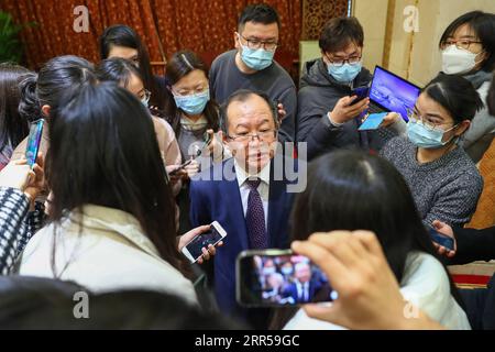 201228 -- PEKING, 28. Dezember 2020 -- Xiong Xianjun, ein Beamter der chinesischen National Healthcare Security Administration, wird nach einer Pressekonferenz in Peking, der Hauptstadt Chinas, am 28. Dezember 2020 interviewt. China hat 119 weitere Arten von Medikamenten in seine nationale Krankenversicherungs-Kostenerstattungsliste aufgenommen, die größere Preissenkungen und Vorteile für mehr Menschen, sagte die National Healthcare Security Administration NHSA auf einer Pressekonferenz Montag. Sechsundneunzig der neuen Ergänzungen der Liste sind exklusive Drogen, die durch Verhandlungen niedrigere Preise bieten, und 16 wurden neu auf den Markt gebracht Stockfoto