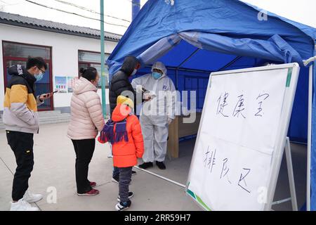 201228 -- PEKING, 28. Dezember 2020 -- Ein medizinischer Mitarbeiter 1st, R scannt, um persönliche Informationen an einer Probenahmestelle im Bezirk Shunyi von Peking, Hauptstadt von China, 28. Dezember 2020 zu registrieren. Peking hat seine Nukleinsäuretests erweitert und die COVID-19-Präventions- und -Bekämpfungsmaßnahmen verschärft, nachdem neue Berichte über lokale COVID-19-Infektionen vorliegen, sagten die lokalen Behörden am Montag. CHINA-BEIJING-SHUNYI DISTRICT-COVID-19-TESTING CN JUXHUANZONG PUBLICATIONXNOTXINXCHN Stockfoto