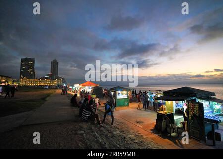 201229 -- PEKING, 29. Dezember 2020 -- Leute besuchen einen Nachtmarkt im Galle Face Green in Colombo, Hauptstadt von Sri Lanka, 27. Dezember 2020. XINHUA FOTOS DES TAGES TangxLu PUBLICATIONxNOTxINxCHN Stockfoto