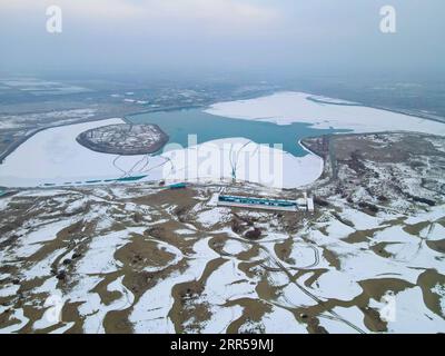 201229 -- PEKING, 29. Dezember 2020 -- Luftaufnahme aufgenommen am 27. Dezember 2020 zeigt die schneebedeckte Taklimakan-Wüste im Yopurga County in Kashgar, nordwestchinesische Autonome Region Xinjiang Uygur. XINHUA-FOTOS DES TAGES GaoxHan PUBLICATIONxNOTxINxCHN Stockfoto