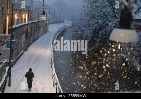 201229 -- PEKING, 29. Dezember 2020 -- Fußgängerspaziergänge im Schnee in Mailand, Italien, 28. Dezember 2020. Ein Schneefall traf Mailand am Montag. Foto von /Xinhua XINHUA FOTOS DES TAGES DanielexMascolo PUBLICATIONxNOTxINxCHN Stockfoto