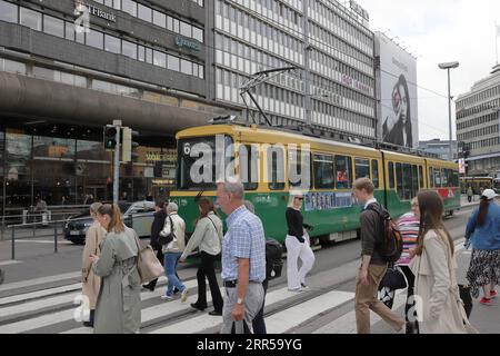 Helsinki, Finnland - 5. September 2023: Menschen überqueren den Kreuzweg an der Kaivokatu Straße in der Nähe des Bahnhofs und der Citycenter Shopping Mall Stockfoto
