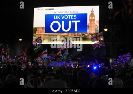 201230 -- PEKING, 30. Dezember 2020 -- Foto aufgenommen am 31. Januar 2020 zeigt ein Bild des Textes, den Großbritannien auf einem riesigen Bildschirm als Brexit-Befürworter AUSWÄHLT, die den Brexit bei einem Treffen auf dem Parliament Square in London feiern. Xinhua Top 10 World News Events im Jahr 2020 10. Hart erkämpftes Handelsabkommen nach dem Brexit verhindert verlorengegangene Situation nach neun Monaten langwieriger verhängnisvoller Verhandlungen haben Großbritannien und die Europäische Union am 24. Dezember schließlich ein Freihandelsabkommen abgeschlossen, das ab dem 1. Januar 2021 die Handels- und Sicherheitsbeziehungen zwischen der EU und dem Vereinigten Königreich regeln wird. Das Abkommen wird in Zukunft Sicherheit bringen Stockfoto