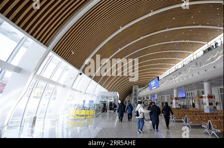 201230 -- PEKING, 30. Dezember 2020 -- Passagiere warten auf den Zug am Taizicheng-Bahnhof der Peking-Zhangjiakou-Hochgeschwindigkeitsstrecke im Chongli-Bezirk der Stadt Zhangjiakou, nordchinesische Provinz Hebei, 29. Dezember 2020. Seit der Inbetriebnahme am 30. Dezember 2019 hat die Bahnstrecke mehr als 6,8 Millionen Fahrgäste aufgenommen. CHINA-PEKING-ZHANGJIAKOU-HOCHGESCHWINDIGKEITSBAHN CN LIXXIN PUBLICATIONXNOTXINXCHN Stockfoto