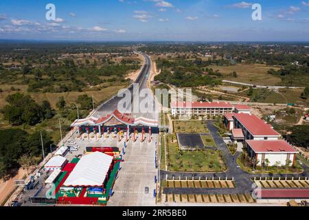 201231 -- PEKING, 31. Dezember 2020 -- Luftaufnahme vom 20. Dezember 2020 zeigt einen Blick auf den Abschnitt Vientiane-Vangvieng der China-Laos-Schnellstraße in Laos. Der Abschnitt Vientiane-Vangvieng der China-Laos-Schnellstraße, die erste Autobahn in Laos, die gemeinsam von der laotischen Regierung und der chinesischen Yunnan Construction and Investment Holding Group YCIH gebaut wurde, wurde am 20. Dezember 2020 eingeweiht. Das Jahr 2020 war ein hartes Jahr für die Weltwirtschaft unter der weltweiten COVID-19-Pandemie. Vor diesem Hintergrund hat China eine widerstandsfähige Zusammenarbeit mit den B&R-Ländern in den Bereichen Gürtel und Straße erlebt. Als Coronavirus pand Stockfoto