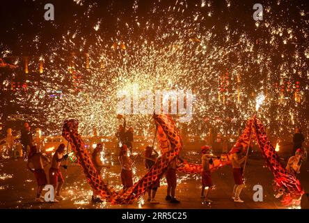 210101 -- PEKING, 1. Januar 2021 -- Volkskünstler führen Drachentanz unter Duschen aus geschmolzenem Eisen während einer Veranstaltung auf, um das neue Jahr in der antiken Stadt Taierzhuang in der Stadt Zaozhuang in der ostchinesischen Provinz Shandong am 31. Dezember 2020 zu begrüßen. Foto von /Xinhua XINHUA FOTOS DES TAGES GaoxQimin PUBLICATIONxNOTxINxCHN Stockfoto