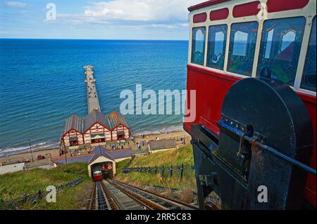 Der Saltburn Cliff Lift ist eine wasserbetriebene Standseilbahn, die den Pier und die Küste mit der Stadt verbindet. Stockfoto