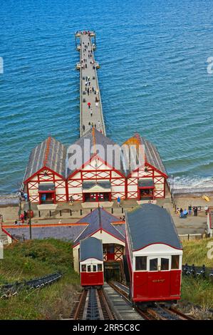 Der Saltburn Cliff Lift ist eine wasserbetriebene Standseilbahn, die den Pier und die Küste mit der Stadt verbindet. Stockfoto