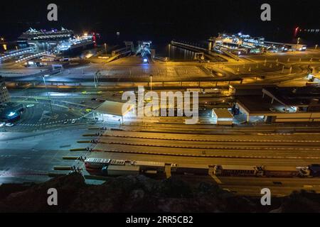 210101 -- DOVER, 1. Januar 2021 -- Foto vom 31. Dezember 2020 zeigt einen allgemeinen Blick auf den Hafen von Dover nach dem Ende der Brexit-Übergangszeit in Dover, Großbritannien. Großbritannien und die EU der Europäischen Union haben ein neues Kapitel in ihren Beziehungen aufgenommen, da der Brexit-Übergangszeitraum am Donnerstag um 2300 GMT endete. Foto von /Xinhua BRITAIN-DOVER-BREXIT-TRANSITION PERIOD-ENDS TimxIreland PUBLICATIONxNOTxINxCHN Stockfoto