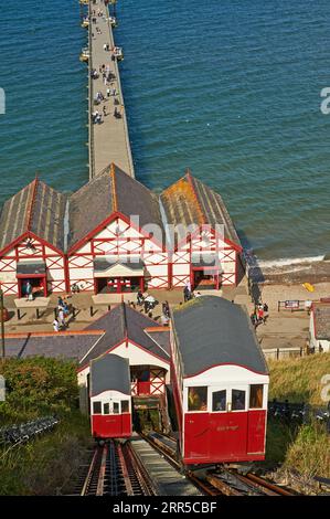 Der Saltburn Cliff Lift ist eine wasserbetriebene Standseilbahn, die den Pier und die Küste mit der Stadt verbindet. Stockfoto