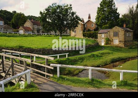 Hutton le Hole ist ein malerisches Dorf im North Yorkshire National Park, in dessen Zentrum die Fairy Call Beck verläuft. Stockfoto