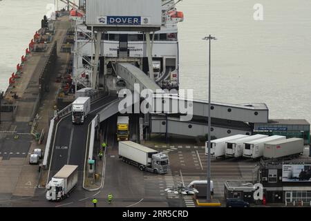 210101 -- DOVER BRITAIN, 1. Januar 2021 -- Lastkraftwagen kommen von einem Schiff im Hafen von Dover in Dover, Großbritannien, 1. Januar 2021 an. Die Straßen rund um den britischen Hafen von Dover blieben am Freitag ruhig und verhinderten weitgehend die zuvor erwartete Verwirrung und Staus, obwohl Großbritannien eine neue Ära außerhalb der EU eingeläutet hat. Foto von Tim Ireland/Xinhua TO GO WITH Feature: Der britische Hafen Dover steht vor einer potenziellen Unterbrechung, da das britische Abkommen nach dem Brexit in GROSSBRITANNIEN und DER EU in den START DES DEALS nach dem BREXIT HanxYan/TimxIreland PUBLICATIONxNOTxINxCHN STARTET Stockfoto