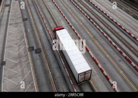 210101 -- DOVER BRITAIN, 1. Januar 2021 -- Ein Lastkraftwagen kommt am Hafen von Dover in Dover, Großbritannien, 1. Januar 2021 an. Die Straßen rund um den britischen Hafen von Dover blieben am Freitag ruhig und verhinderten weitgehend die zuvor erwartete Verwirrung und Staus, obwohl Großbritannien eine neue Ära außerhalb der EU eingeläutet hat. Foto von Tim Ireland/Xinhua TO GO WITH Feature: Der britische Hafen Dover steht vor einer potenziellen Unterbrechung, da das britische Abkommen nach dem Brexit in GROSSBRITANNIEN und DER EU in den START DES DEALS nach dem BREXIT HanxYan/TimxIreland PUBLICATIONxNOTxINxCHN STARTET Stockfoto