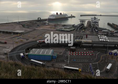 210101 -- DOVER BRITAIN, 1. Januar 2021 -- Lastkraftwagen kommen von einem Schiff im Hafen von Dover in Dover, Großbritannien, 1. Januar 2021 an. Die Straßen rund um den britischen Hafen von Dover blieben am Freitag ruhig und verhinderten weitgehend die zuvor erwartete Verwirrung und Staus, obwohl Großbritannien eine neue Ära außerhalb der EU eingeläutet hat. Foto von Tim Ireland/Xinhua TO GO WITH Feature: Der britische Hafen Dover steht vor einer potenziellen Unterbrechung, da das britische Abkommen nach dem Brexit in GROSSBRITANNIEN und DER EU in den START DES DEALS nach dem BREXIT HanxYan/TimxIreland PUBLICATIONxNOTxINxCHN STARTET Stockfoto