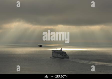 News Bilder des Tages 210101 -- DOVER BRITAIN, 1. Januar 2021 -- Ein Schiff verlässt den Hafen von Dover in Dover, Großbritannien, 1. Januar 2021. Die Straßen rund um den britischen Hafen von Dover blieben am Freitag ruhig und verhinderten weitgehend die zuvor erwartete Verwirrung und Staus, obwohl Großbritannien eine neue Ära außerhalb der EU eingeläutet hat. Foto von Tim Ireland/Xinhua TO GO WITH Feature: Der britische Hafen Dover steht vor einer potenziellen Unterbrechung, da das britische Abkommen nach dem Brexit in GROSSBRITANNIEN und DER EU in den START DES DEALS nach dem BREXIT HanxYan/TimxIreland PUBLICATIONxNOTxINxCHN STARTET Stockfoto