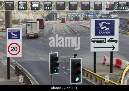 210101 -- DOVER BRITAIN, 1. Januar 2021 -- Lastkraftwagen erreichen den Hafen von Dover in Dover, Großbritannien, 1. Januar 2021. Die Straßen rund um den britischen Hafen von Dover blieben am Freitag ruhig und verhinderten weitgehend die zuvor erwartete Verwirrung und Staus, obwohl Großbritannien eine neue Ära außerhalb der EU eingeläutet hat. Foto von Tim Ireland/Xinhua TO GO WITH Feature: Der britische Hafen Dover steht vor einer potenziellen Unterbrechung, da das britische Abkommen nach dem Brexit in GROSSBRITANNIEN und DER EU in den START DES DEALS nach dem BREXIT HanxYan/TimxIreland PUBLICATIONxNOTxINxCHN STARTET Stockfoto