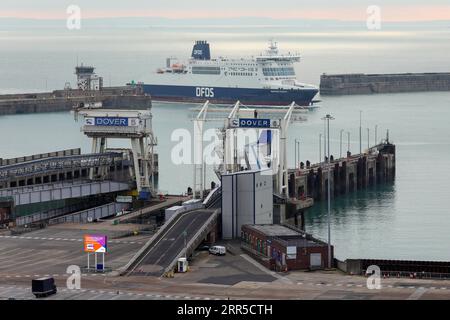 210101 -- DOVER BRITAIN, 1. Januar 2021 -- Ein Schiff kommt am Hafen von Dover in Dover, Großbritannien, 1. Januar 2021 an. Die Straßen rund um den britischen Hafen von Dover blieben am Freitag ruhig und verhinderten weitgehend die zuvor erwartete Verwirrung und Staus, obwohl Großbritannien eine neue Ära außerhalb der EU eingeläutet hat. Foto von Tim Ireland/Xinhua TO GO WITH Feature: Der britische Hafen Dover steht vor einer potenziellen Unterbrechung, da das britische Abkommen nach dem Brexit in GROSSBRITANNIEN und DER EU in den START DES DEALS nach dem BREXIT HanxYan/TimxIreland PUBLICATIONxNOTxINxCHN STARTET Stockfoto