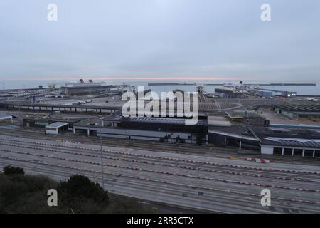 News Bilder des Tages 210101 -- DOVER BRITAIN, 1. Januar 2021 -- Foto aufgenommen am 1. Januar 2021 zeigt einen allgemeinen Blick auf den Hafen von Dover in Dover, Großbritannien. Die Straßen rund um den britischen Hafen von Dover blieben am Freitag ruhig und verhinderten weitgehend die zuvor erwartete Verwirrung und Staus, obwohl Großbritannien eine neue Ära außerhalb der EU eingeläutet hat. Foto von Tim Ireland/Xinhua TO GO WITH Feature: Der britische Hafen Dover steht vor einer potenziellen Unterbrechung, da das britische Abkommen nach dem Brexit in GROSSBRITANNIEN und DER EU in den START DES DEALS nach dem BREXIT HanxYan/TimxIreland PUBLICATIONxNOTxINxCHN STARTET Stockfoto