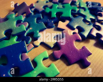 Stapel von mehrfarbigen Puzzleteilen Stockfoto