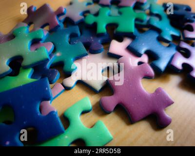 Stapel von mehrfarbigen Puzzleteilen Stockfoto