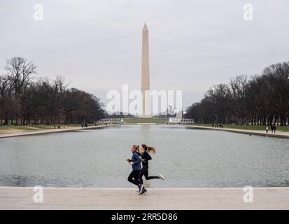 210102 -- WASHINGTON, 2. Januar 2021 -- Menschen joggen am 1. Januar 2021 in der Nähe des Lincoln Memorial Reflecting Pool in Washington, D.C., USA. Die bestätigten COVID-19-Fälle in den Vereinigten Staaten stiegen am Freitag auf über 20 Millionen, da die Entdeckung eines hochansteckenden neuen Virusstammes im Land den Druck erhöht, den Impfprozess zu beschleunigen. US-NEUJAHR-COVID-19-FÄLLE LiuxJie PUBLICATIONxNOTxINxCHN Stockfoto