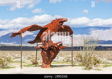 Borrego Springs, Kalifornien, USA. Februar 2019. Geschweißte Stahlskulptur eines Vogels von Ricardo Breceda. Stockfoto