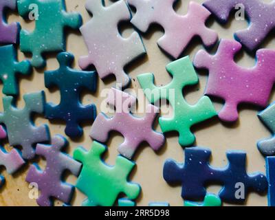 Stapel von mehrfarbigen Puzzleteilen Stockfoto