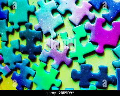 Stapel von mehrfarbigen Puzzleteilen Stockfoto