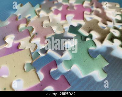 Stapel von mehrfarbigen Puzzleteilen Stockfoto