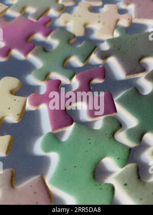 Stapel von mehrfarbigen Puzzleteilen Stockfoto