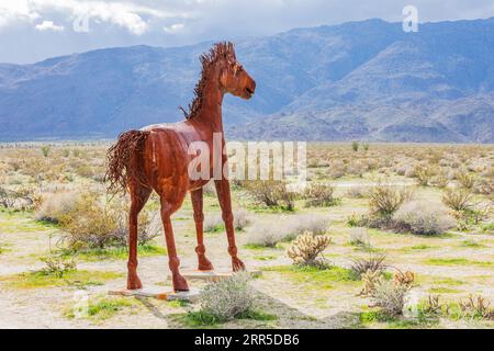 Borrego Springs, Kalifornien, USA. Februar 2019. Geschweißte Stahlskulptur eines Pferdes von Ricardo Breceda. Stockfoto