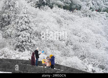 210102 -- CHONGQING, 2. Januar 2021 -- Menschen besuchen den Fairy Mountain National Forest Park im Wulong District von Chongqing, Südwestchina, 2. Januar 2021. CHINA-CHONGQING-NATIONAL FOREST PARK-SNOW-TOURISM CN LIUXCHAN PUBLICATIONXNOTXINXCHN Stockfoto