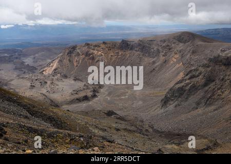 210102 -- TANGARIRO, 2. Januar 2021 -- Foto aufgenommen am 2. Januar 2021 zeigt die Tongariro Alpine Crossing auf der zentralen Nordinsel Neuseelands. Der Tongariro Alpine Crossing liegt im Tongariro National Park, einem zweistufigen Weltkulturerbe, und ist als einer der besten Tageswanderungen in Neuseeland bekannt. NEUSEELAND-TONGARIRO ALPENÜBERQUERUNG GuoxLei PUBLICATIONxNOTxINxCHN Stockfoto