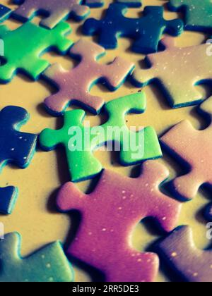 Stapel von mehrfarbigen Puzzleteilen Stockfoto
